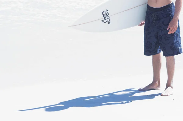 Laag Gedeelte Van Surfer Het Strand — Stockfoto