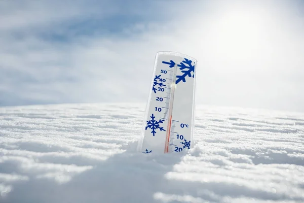 Столбик Термометра Снегу Против Неба — стоковое фото