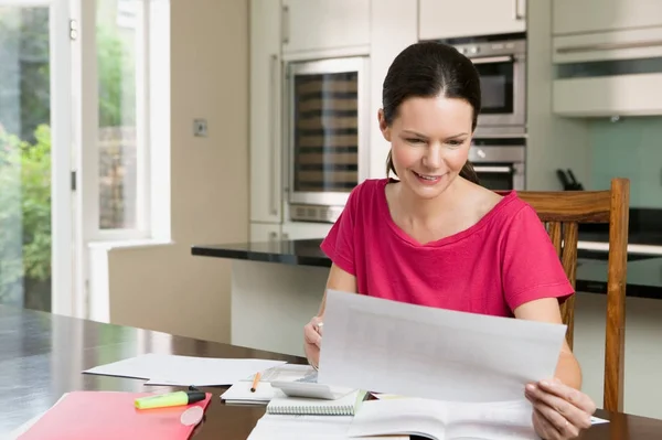 Mujer Haciendo Papeleo Casa — Foto de Stock