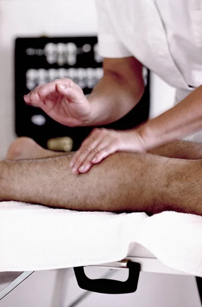 Bijgesneden Schot Van Mid Volwassen Vrouw Doen Massage Voor Mens — Stockfoto