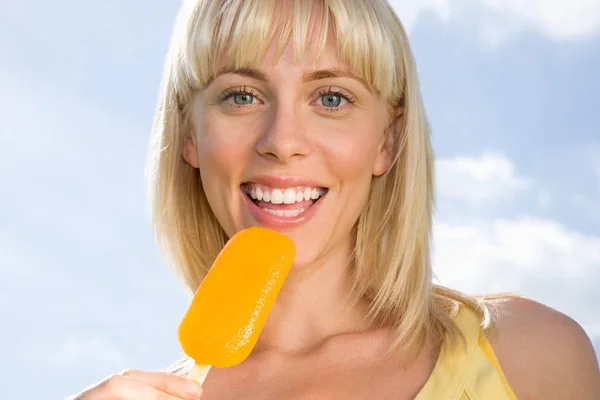 Sorrindo mulher comendo gelo alegre — Fotografia de Stock