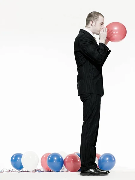 Balon Şişiren Adam Beyaz Arka Planda Izole — Stok fotoğraf