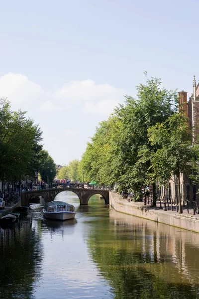 Blick Auf Den Kanal Mit Booten Brücken Und Bäumen Amsterdam — Stockfoto