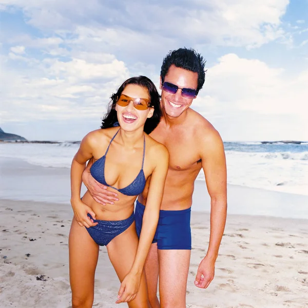 Uomo Donna Piedi Sulla Spiaggia — Foto Stock