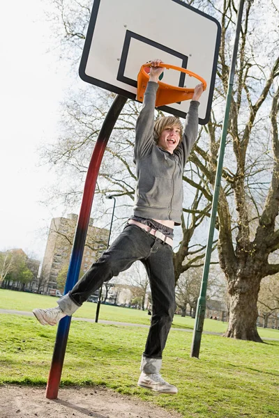 Menino Segurando Basquete Aro — Fotografia de Stock