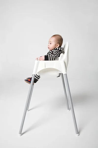 Bebê Uma Cadeira Alta — Fotografia de Stock
