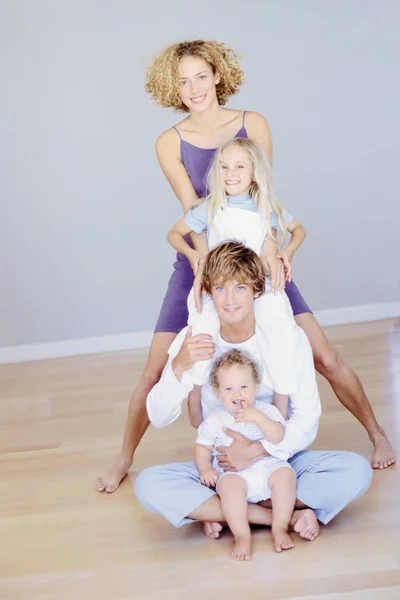 Pareja Con Sus Dos Hijos Pequeños — Foto de Stock