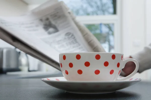 Schnappschuss Von Person Mit Tee Und Zeitung Tisch — Stockfoto