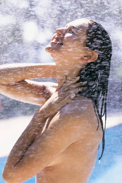 Mujer desnuda tomando ducha — Foto de Stock
