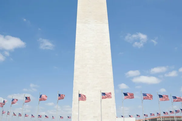 アメリカ国旗に囲まれたワシントン記念塔の低角度のビュー — ストック写真
