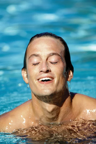 Mężczyzna Pływający Basenie — Zdjęcie stockowe