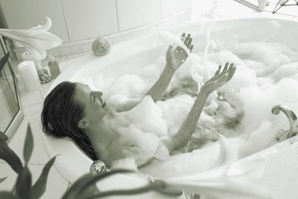 Banyo Dinlenen Kadın — Stok fotoğraf