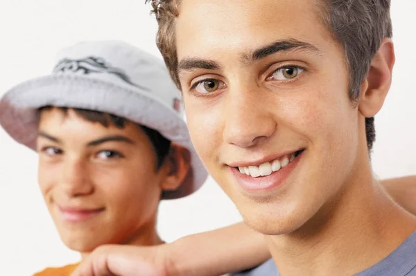 Adolescentes Sonriendo Aislados Sobre Fondo Blanco — Foto de Stock