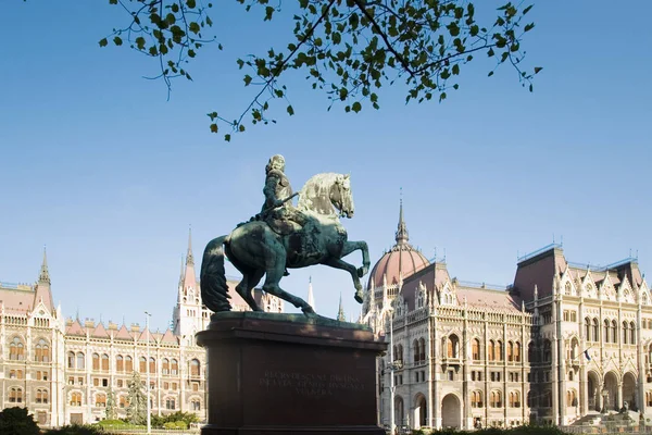 Nízký Úhel Pohled Kamenná Socha Muže Koni Budovami Pozadí Budapešť — Stock fotografie