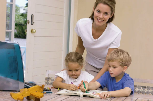 Niños Que Dibujan Con Madre — Foto de Stock