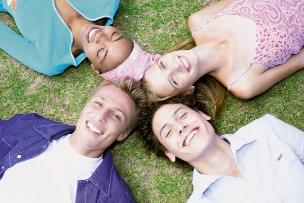 Grupo Amigos Divirtiéndose — Foto de Stock