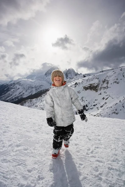Chłopiec Ośrodku Narciarskim Ośnieżonych Górach — Zdjęcie stockowe