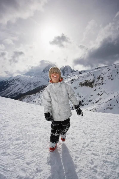 Menino Estância Esqui Montanhas Nevadas — Fotografia de Stock