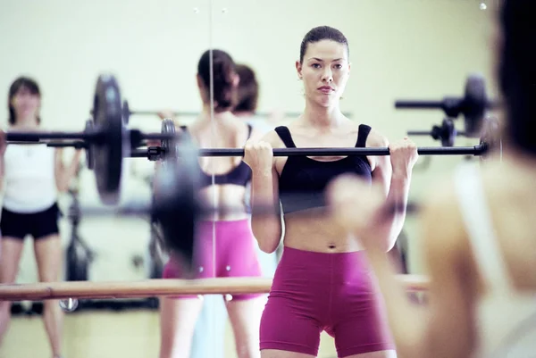 Spor Salonunda Kadın Ağırlık Kaldırma — Stok fotoğraf