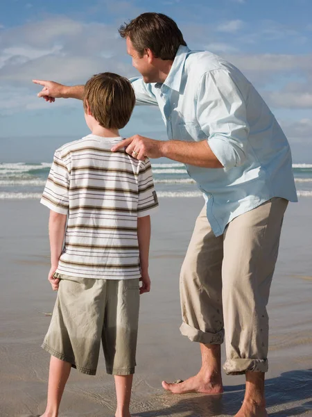 Vater Und Sohn Auf See — Stockfoto