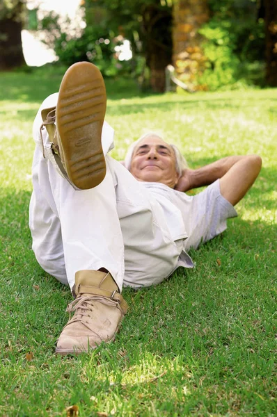 Homem Deitado Grama — Fotografia de Stock