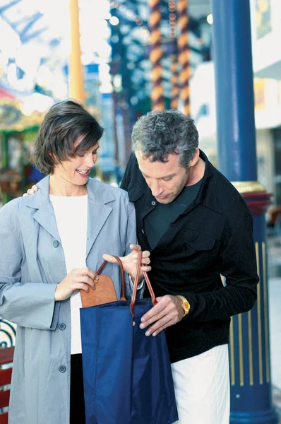 Mann Schaut Einkaufstasche Der Frau — Stockfoto