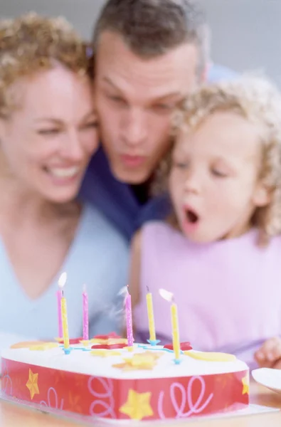 Família Com Bolo Aniversário Comemorando Juntos — Fotografia de Stock