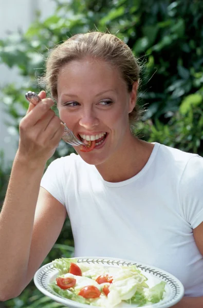 Menina comendo salada — Fotografia de Stock