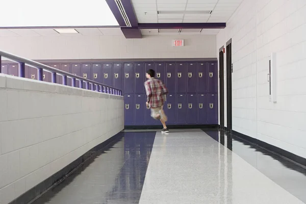 Estudante Ensino Médio Correr Num Corredor — Fotografia de Stock