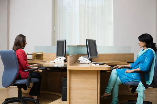 Mujeres Indias Colegas Oficina — Foto de Stock