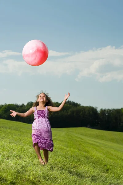 Chica Con Una Pelota Aire Libre — Foto de Stock