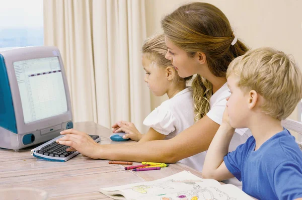 电脑上的母亲和孩子 — 图库照片