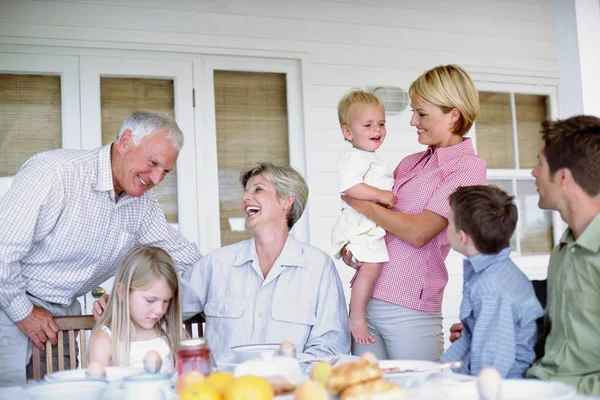 Três Gerações Uma Família Comendo Juntas — Fotografia de Stock