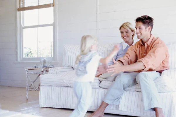 Padres Jugando Con Hijita Casa — Foto de Stock