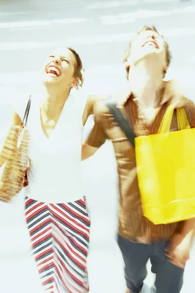 Paar Shoppt Und Lächelt — Stockfoto