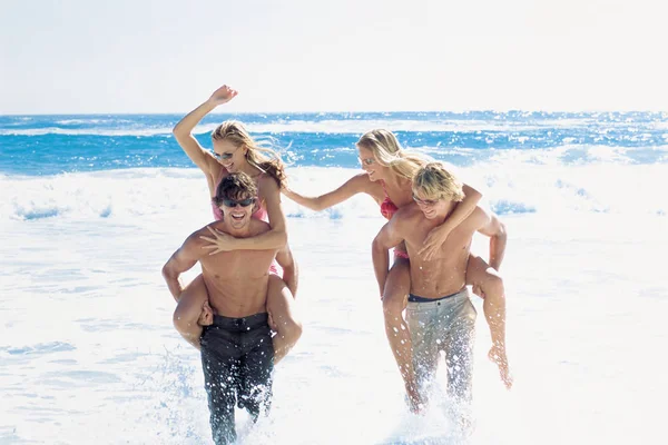 Gruppo Amici Divertono Sulla Spiaggia — Foto Stock