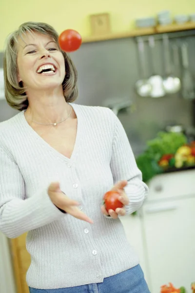 Жінка Кухні Посміхається — стокове фото