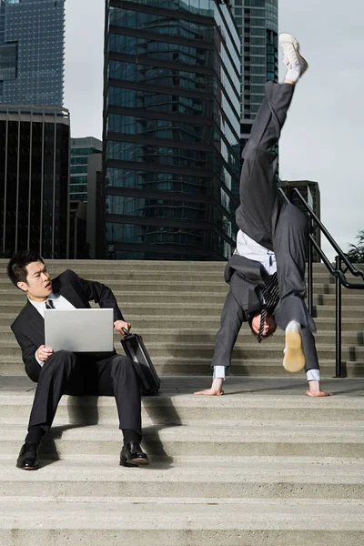 Empresario Haciendo Handstand Ciudad —  Fotos de Stock