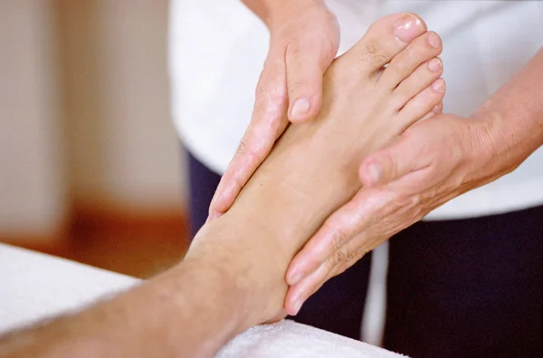 Bijgesneden Schot Van Volwassen Mannetje Met Voet Massage Door Senior — Stockfoto