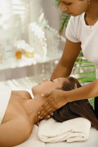 Mujer Teniendo Cuello Masaje — Foto de Stock