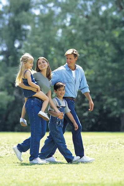 Famille Heureuse Dans Parc — Photo