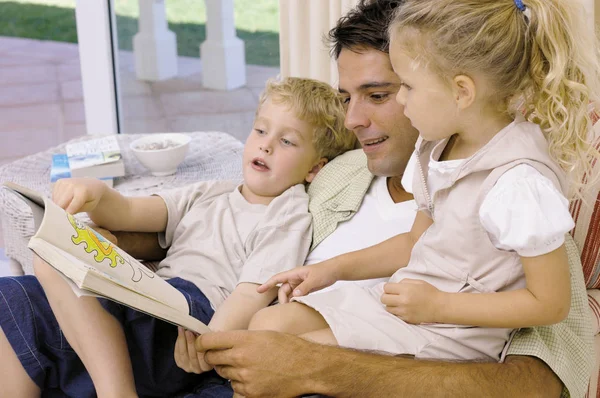 Padre Hijos Que Estudian Libro Imágenes —  Fotos de Stock