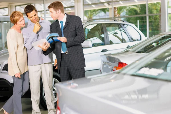 Couple Choosing Car Car Dealership — Stock Photo, Image