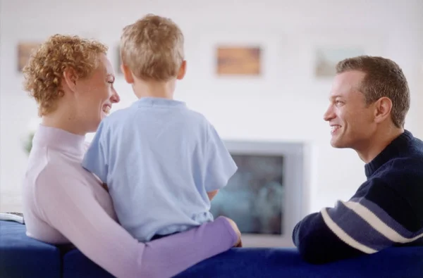 Πίσω Όψη Του Ευτυχισμένη Οικογένεια Βλέποντας Τηλεόραση Στο Σπίτι — Φωτογραφία Αρχείου
