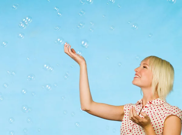 Jonge Vrouw Vangen Van Bubbels Blauwe Achtergrond — Stockfoto