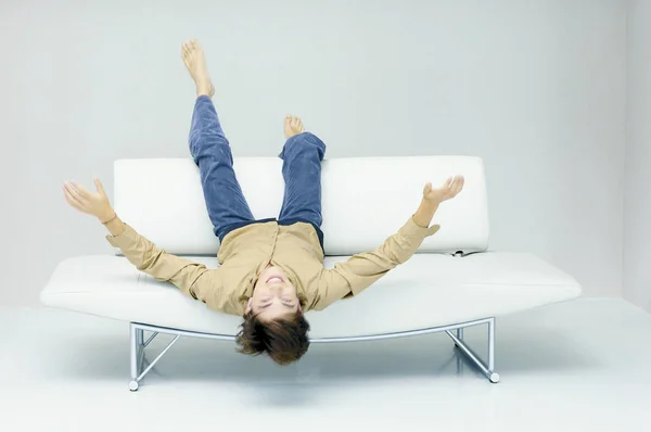 Człowiek Leżącej Nowoczesna Sofa — Zdjęcie stockowe