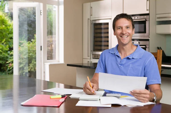 Hombre Con Papeleo Casa Cocina — Foto de Stock