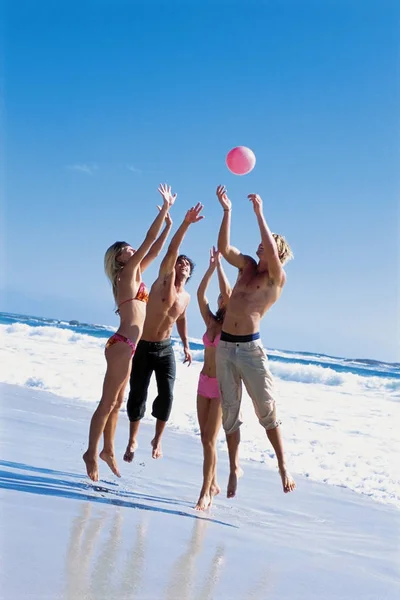 Group Friends Playing Ball Beach — Stock Photo, Image