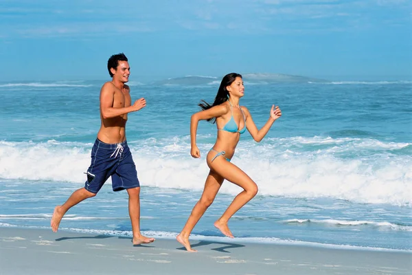 Mujer Hombre Corriendo Playa — Foto de Stock