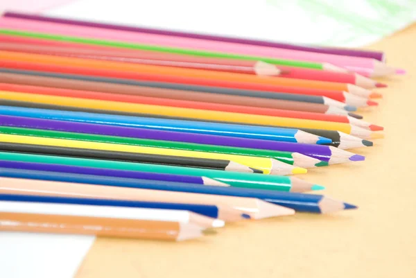 테이블에 색깔된 연필의 클로즈업 — 스톡 사진